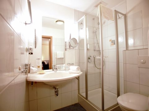 Auch in unseren Basis-Zimmern lässt das Bad keine Wünsche offen und ein erholsamer Urlaub in der Pfalz ist garantiert.